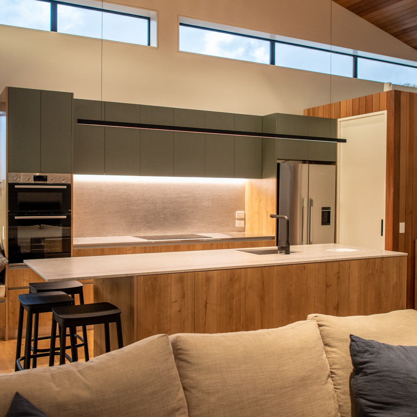 Capsühl Linear | LED Pendant | Black